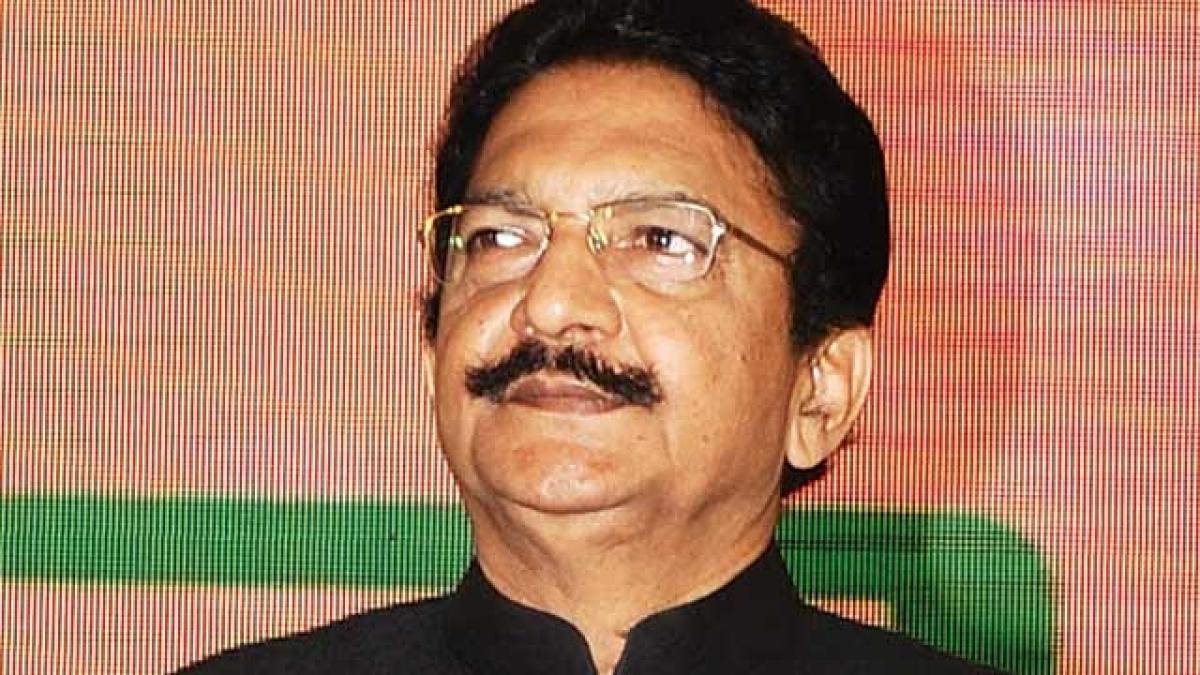 AIADMK leaders meet Governor Vidyasagar Rao